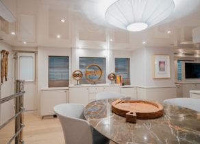 salon-luxury-yacht-bandido-90-seal