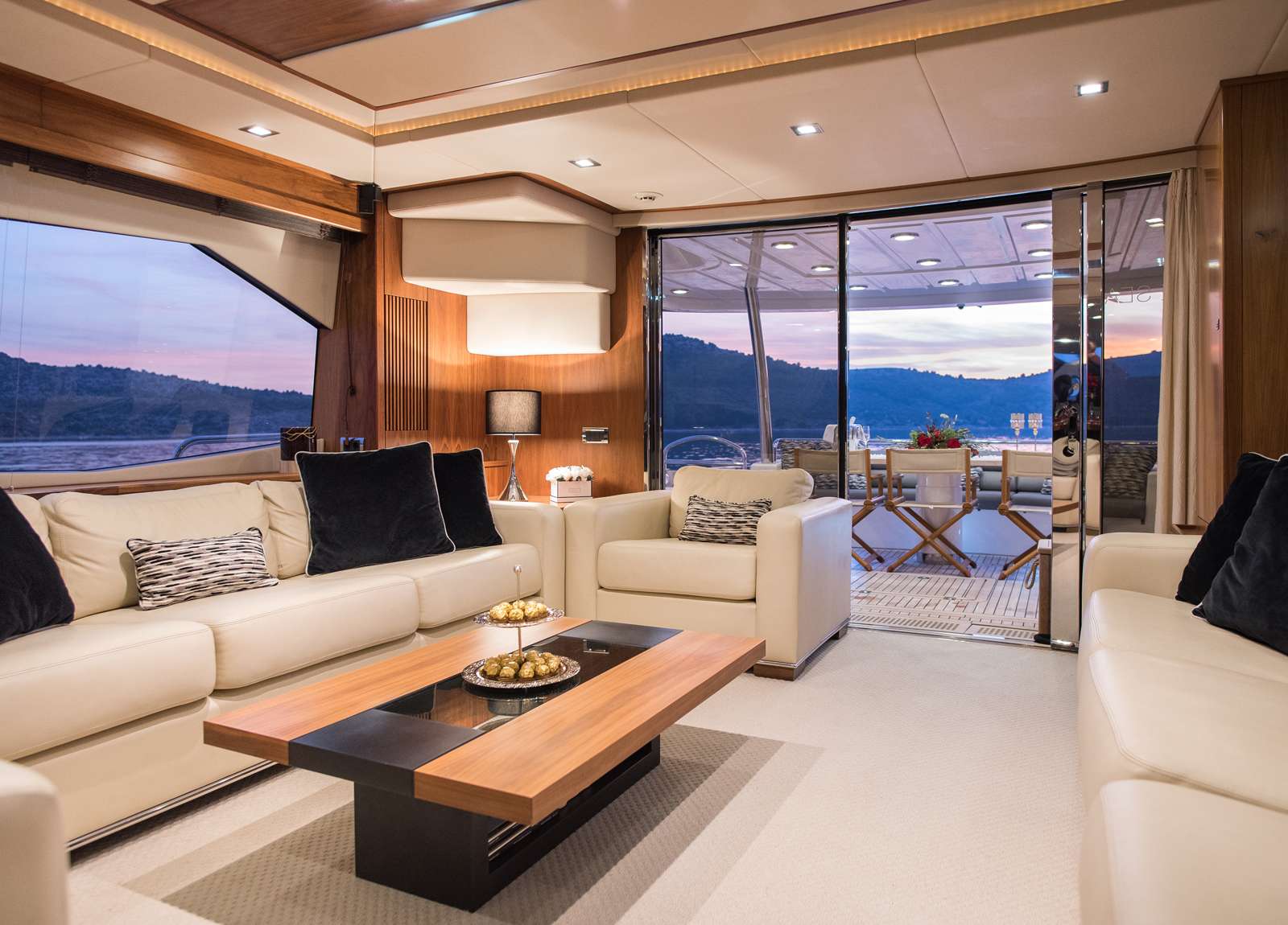 lounge luxury yacht charter sunseeker 80 spirit of the sea