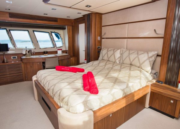 vip cabin luxury yacht charter sunseeker 80 spirit of the sea