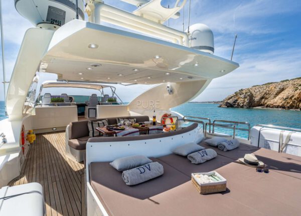 luxury yacht astondoa 102 glx dolce vita ii upperdeck