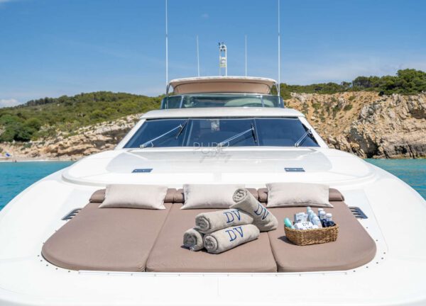 sunbeds luxury yacht astondoa 102 glx dolce vita ii