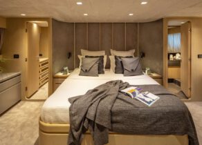 master-cabin-luxury-yacht-admiral-101-summer-fun-greece