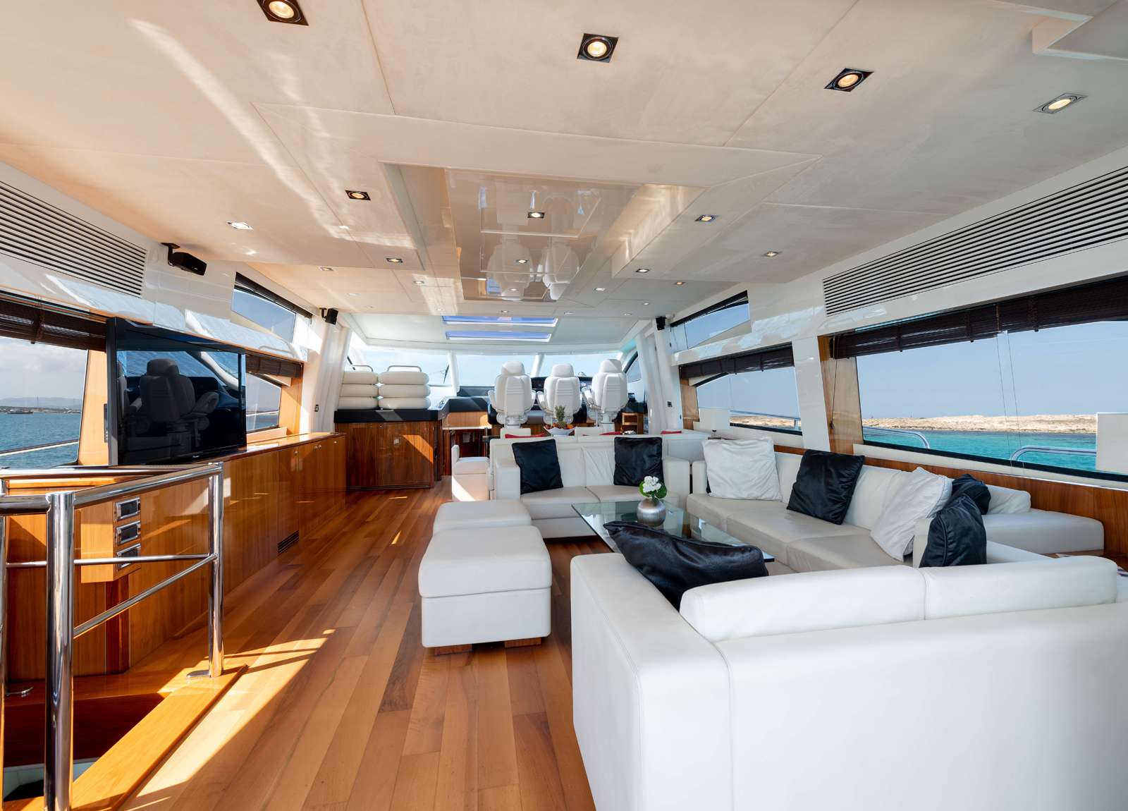 salon luxury yacht sunseeker predator 84 palumba balearics