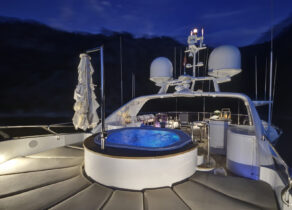 benetti-classic-120-quest-jacuzzi