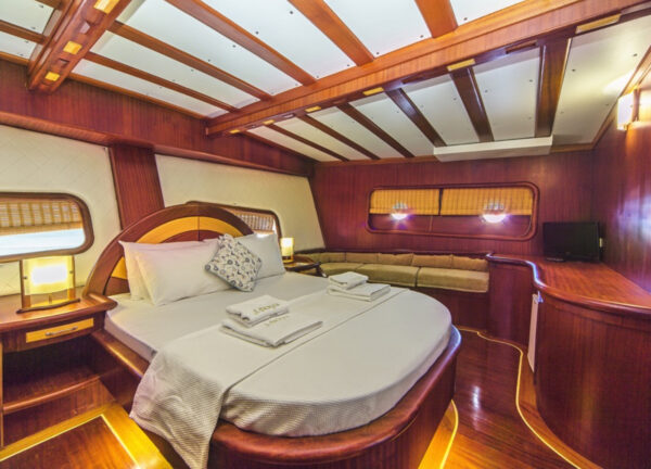 motorsailer sdogu master cabin