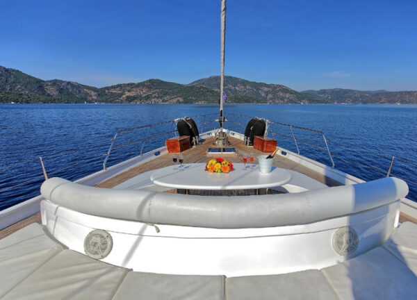 sailing yacht angeloII bow deck