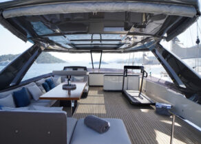 yacht-ferretti-850-shero-flybridge