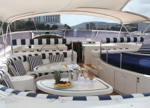 Sonnendeck sitzgruppe luxusyacht elegance 105 spanien