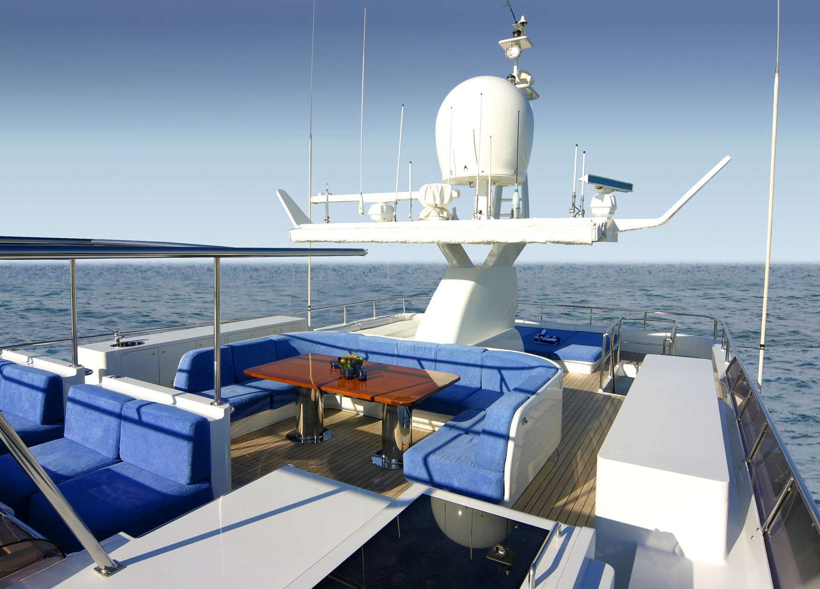 oberdeck luxusyacht heesen 35 balearic islands