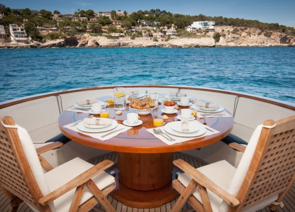 oberdeck luxusyacht mochi craft 85 balearic islands