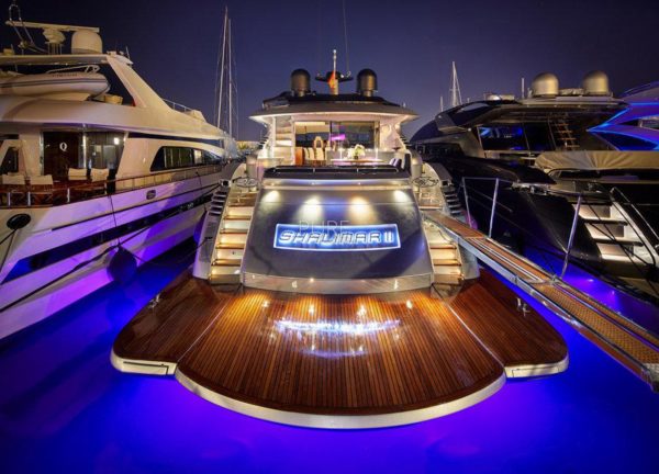 rückseite luxusyacht pershing 90 shalimar ii balearic islands