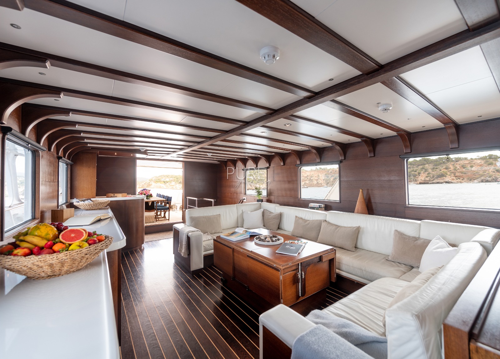 lounge luxusyacht navetta 31 balearic islands