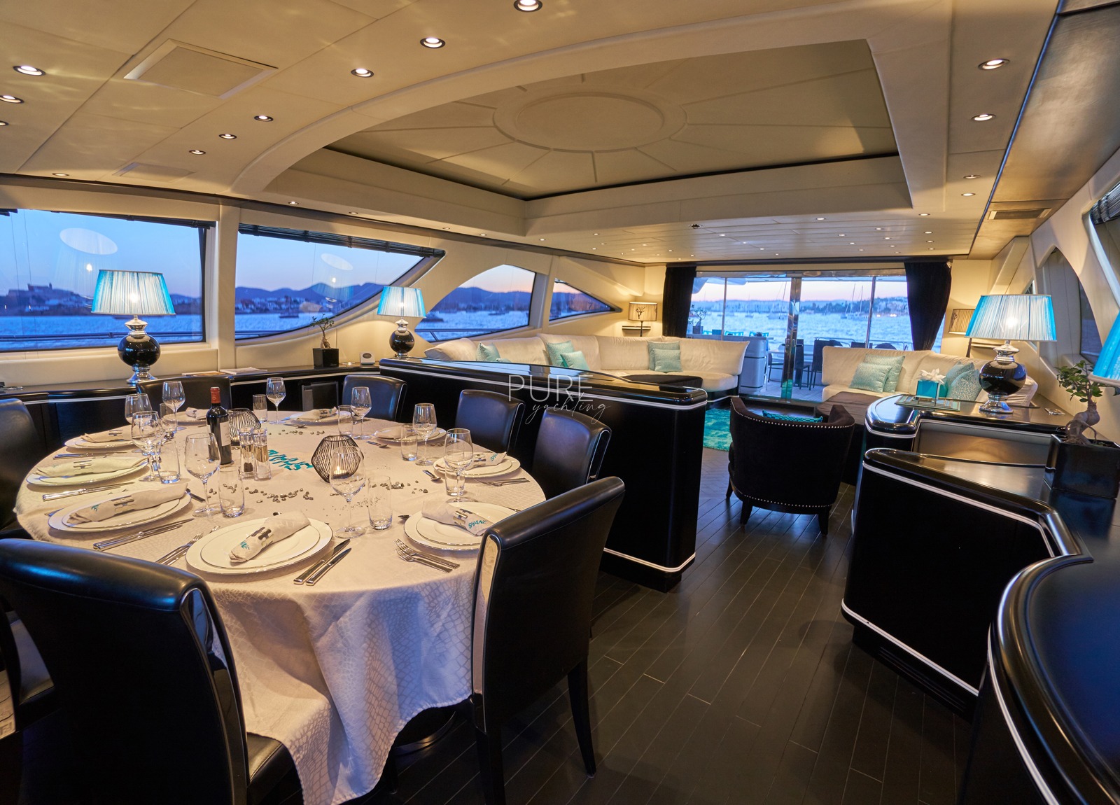 essbereich tisch luxusyacht mangusta 130 shane balearic islands