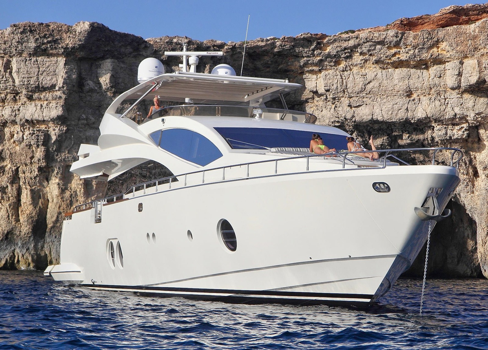 ankernd luxusyacht aicon yachts 27m