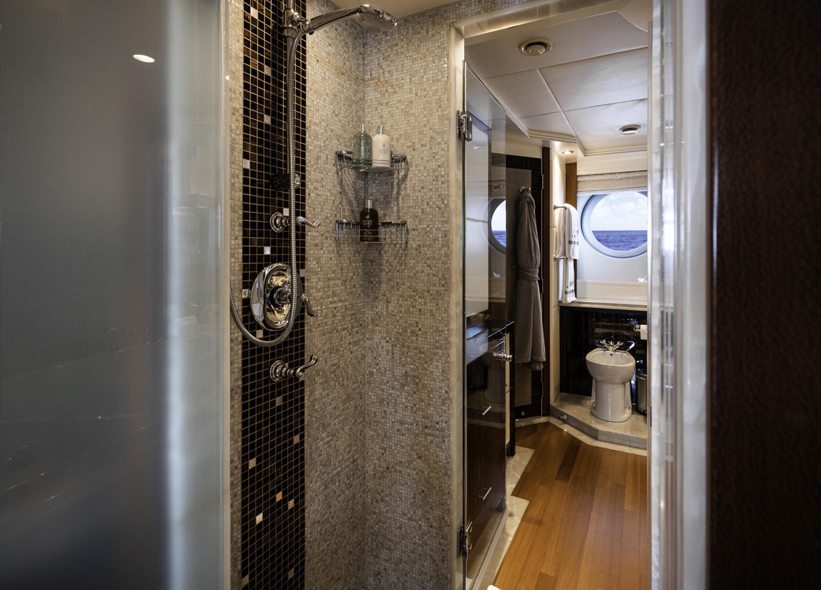 luxusyacht parker johnson 150 andiamo badezimmer