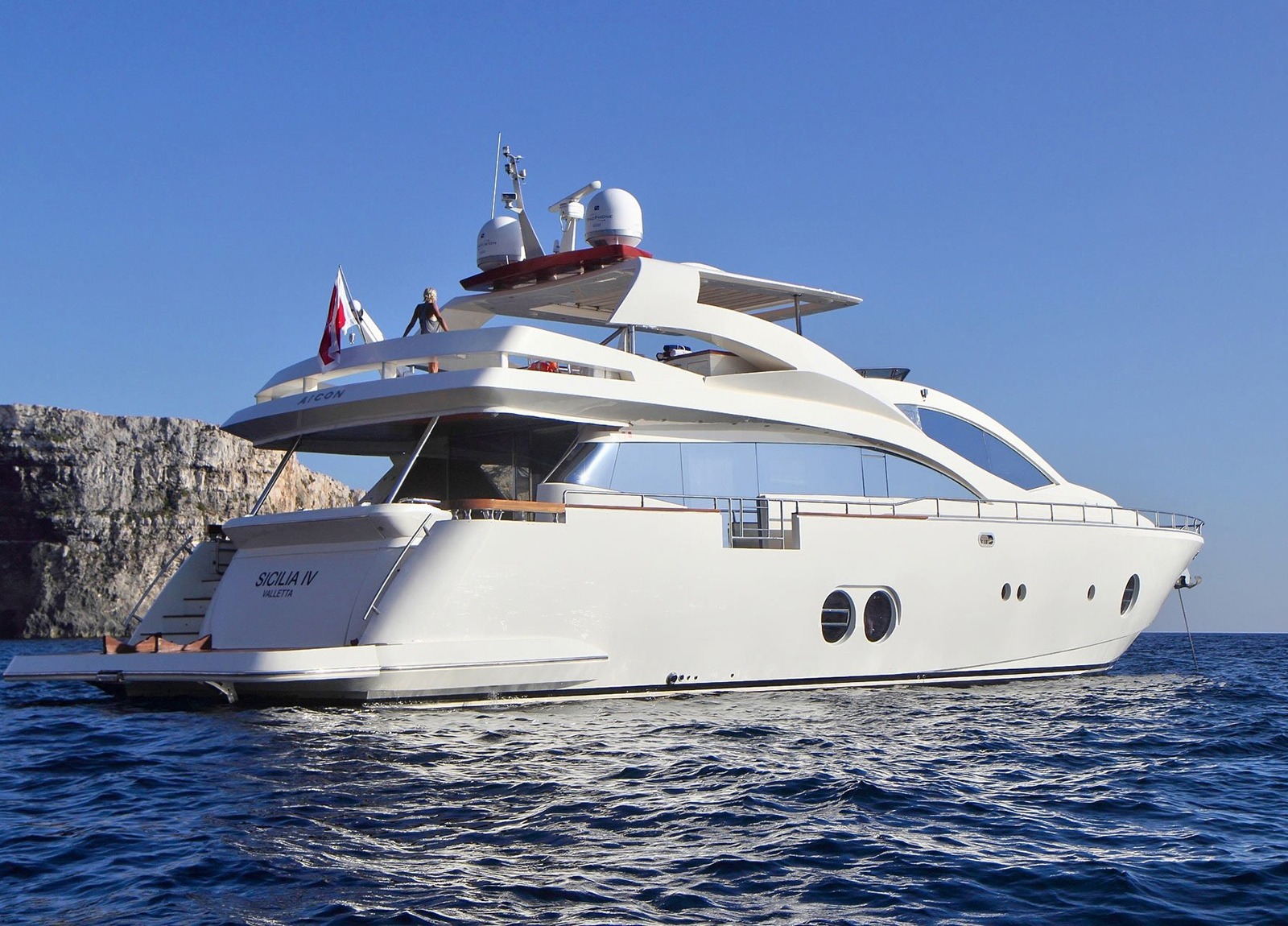 rückseite luxusyacht aicon yachts 27m