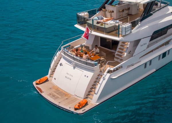 rückseite luxusyacht vanquish 82