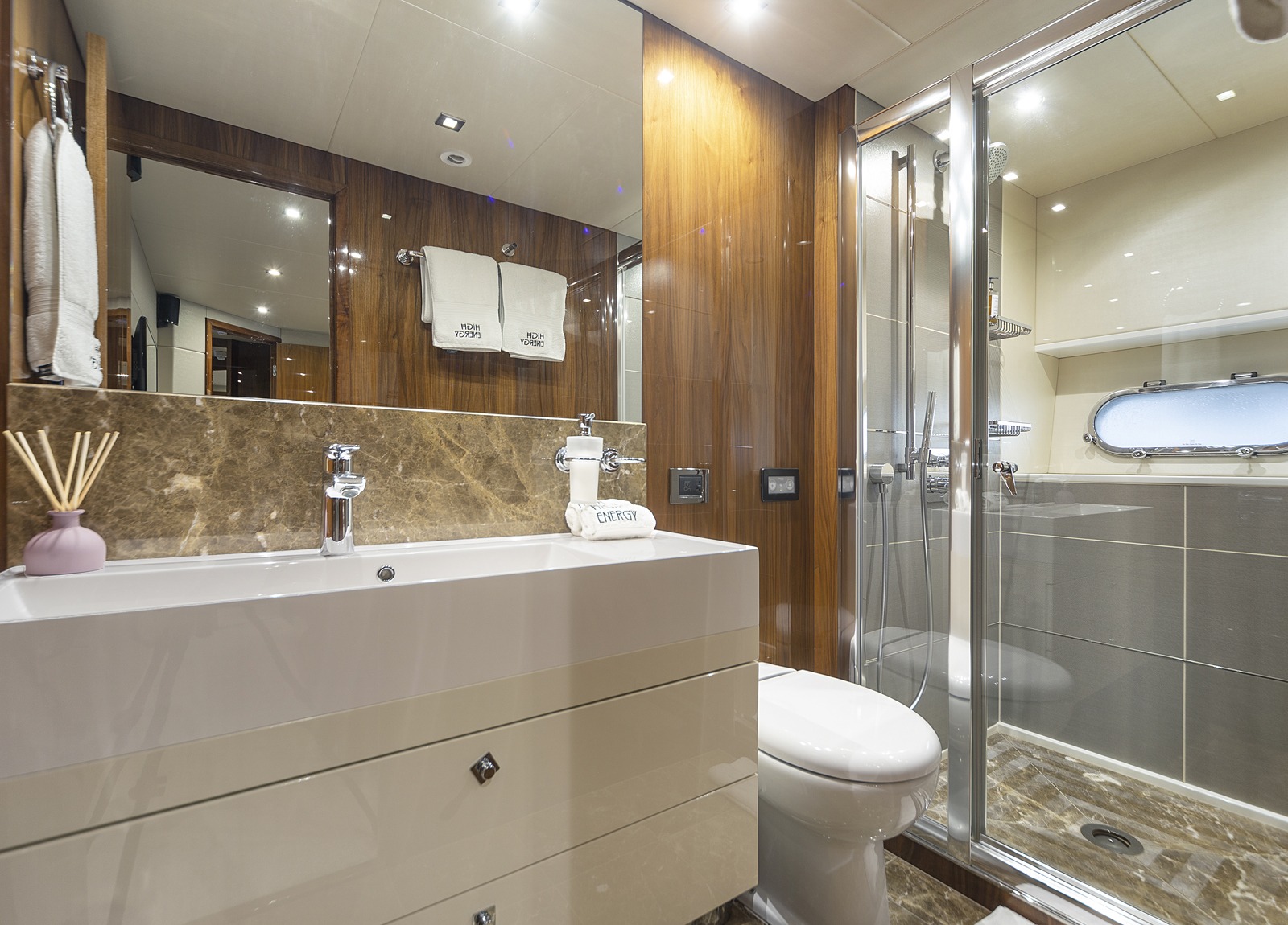 Bathroom Luxury Yacht sunseeker 28m high energy