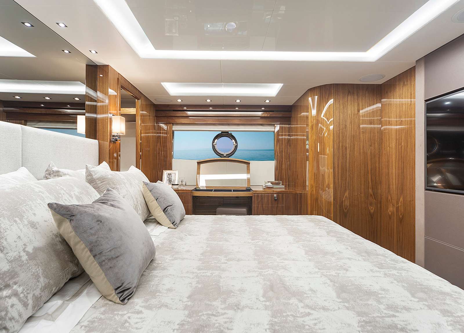 luxusyacht sunseeker 86 blue infinity balearic islands master kabine bed