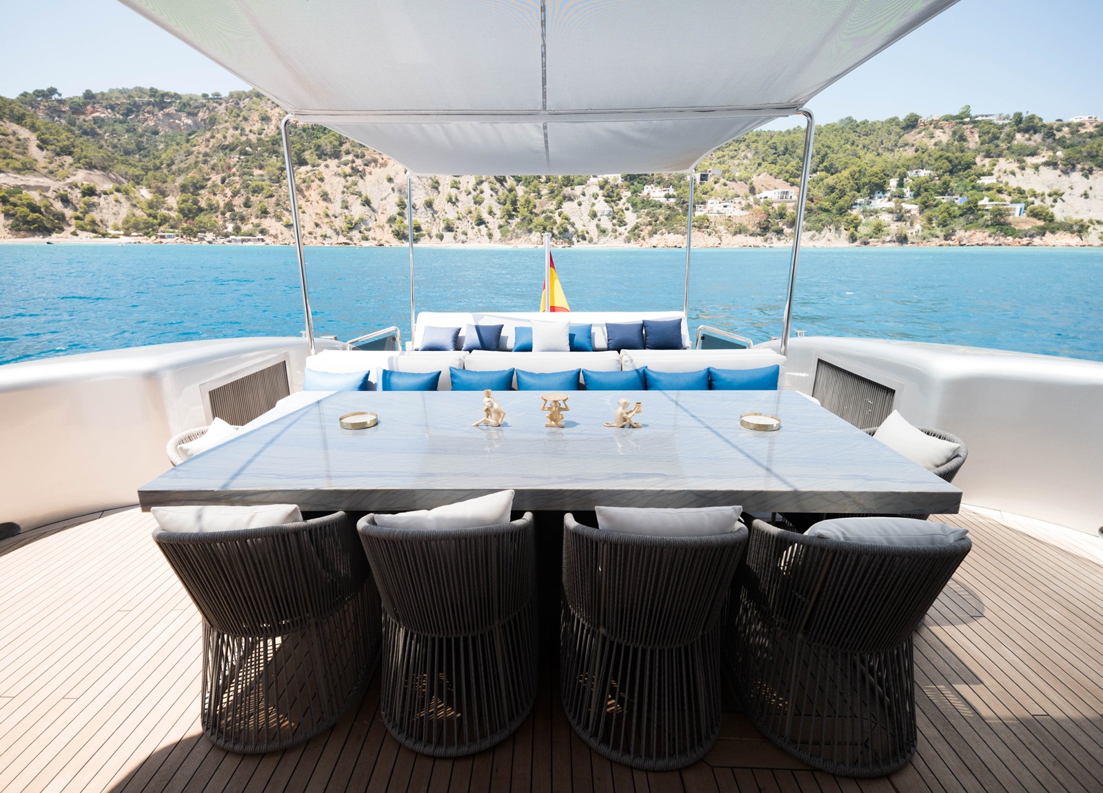 luxusyacht tecnomar 120 blue essbereich tisch