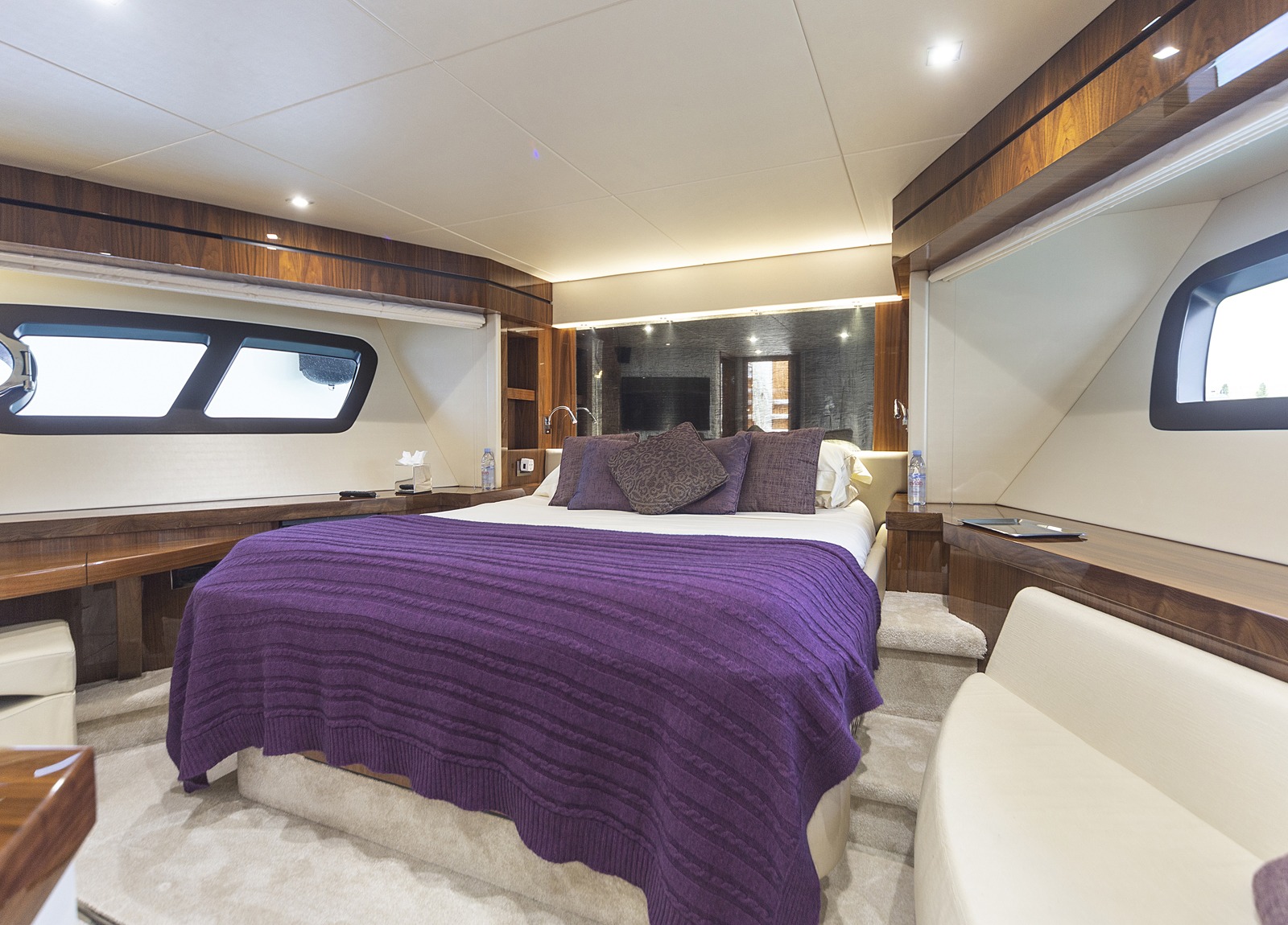 master kabine luxusyacht sunseeker 28m suedfrankreich