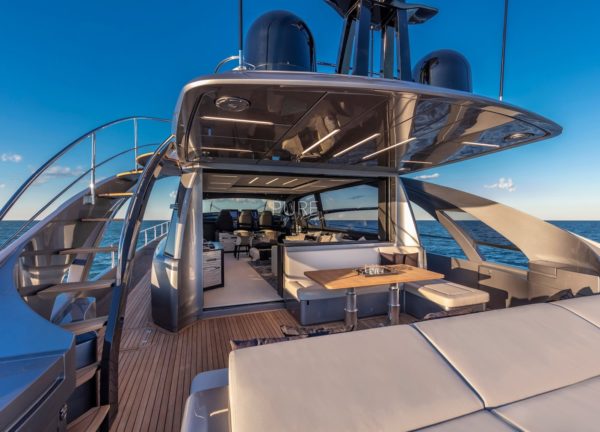 oberdeck luxusyacht pershing 8x beyond balearics