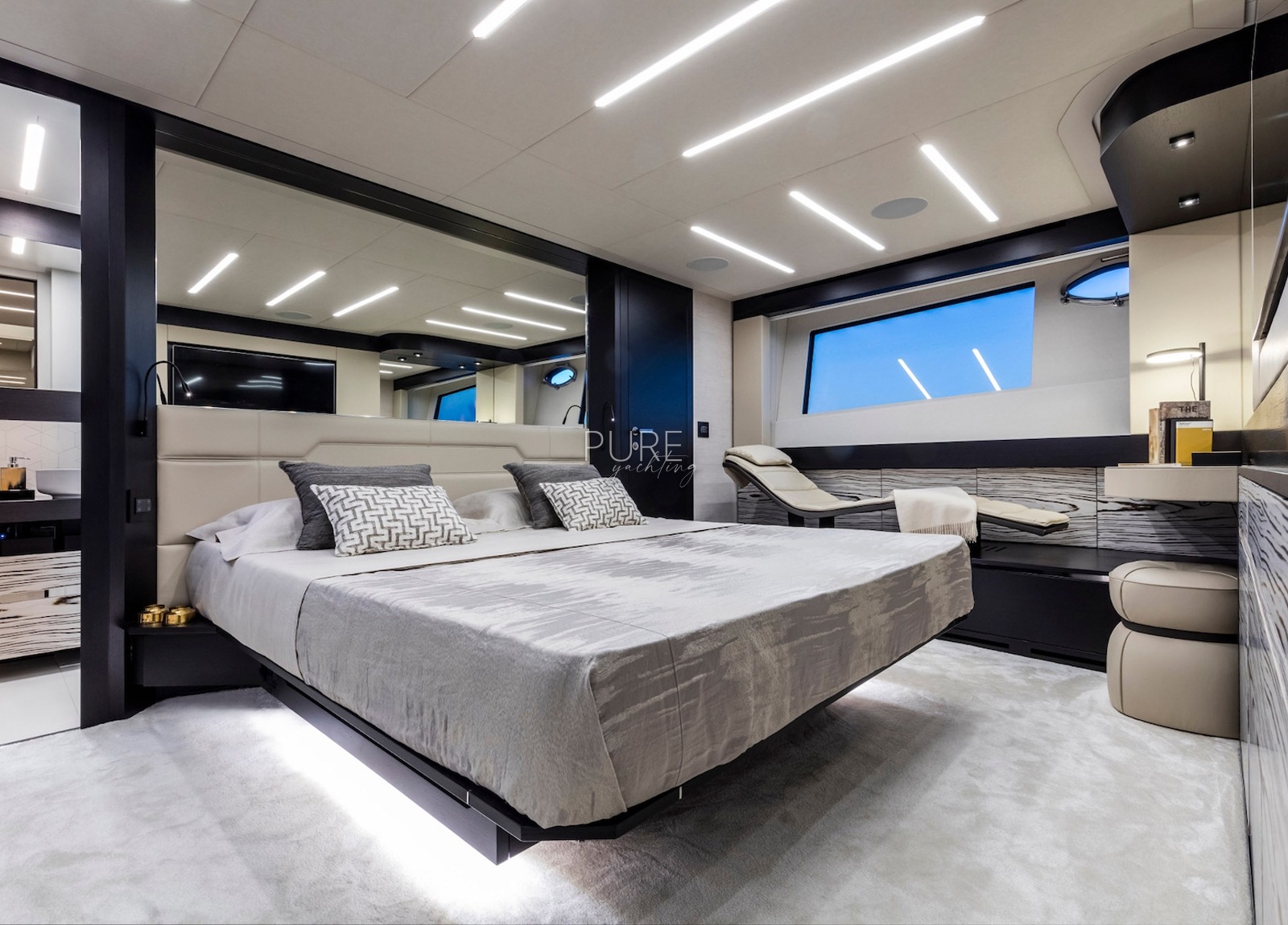 vip kabine luxusyacht pershing 8x beyond balearic islands