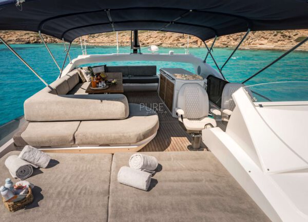 sunbeds luxusyacht sunseeker 80 seawater balearic islands