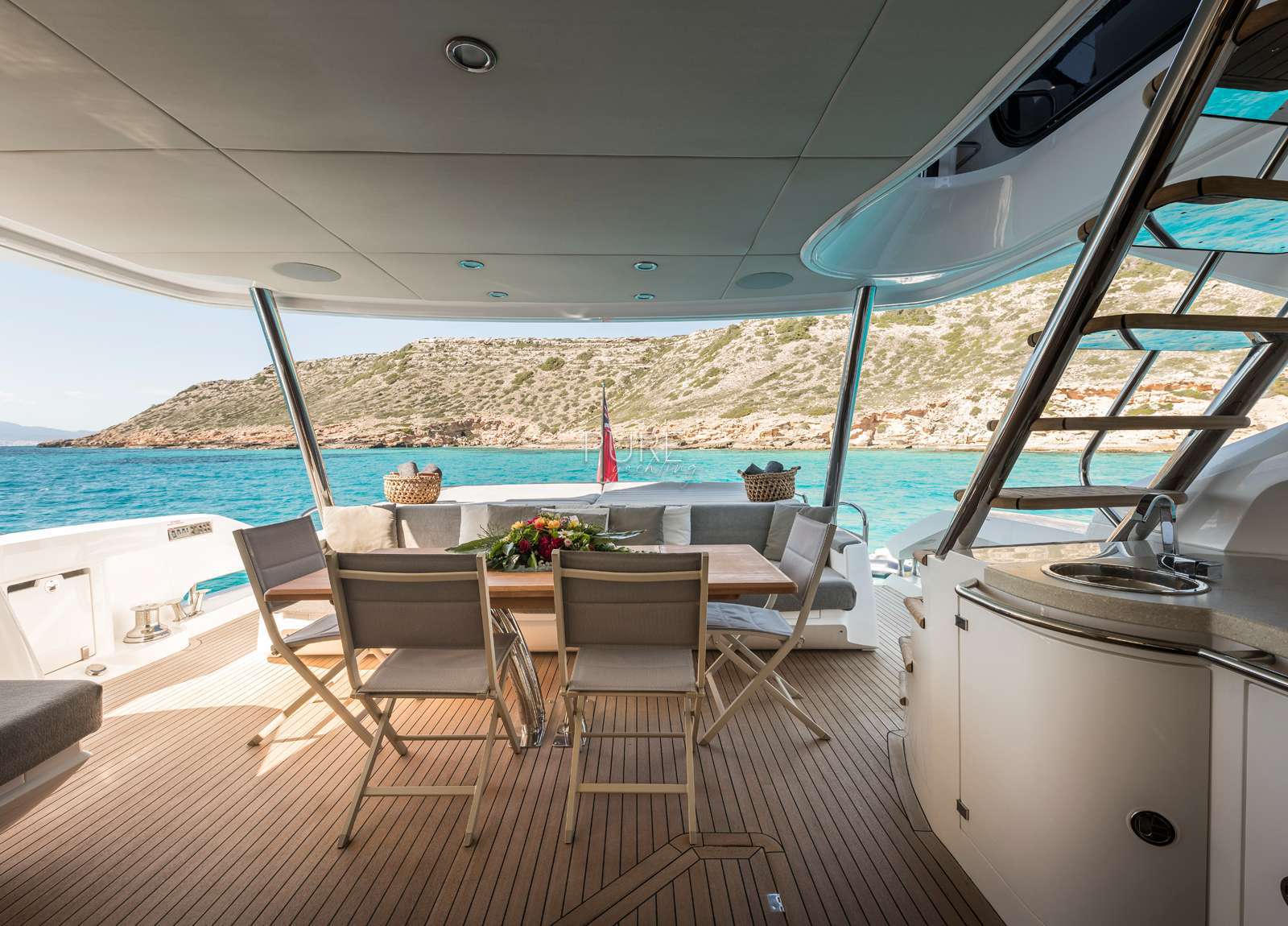 oberdeck sitzgruppe luxusyacht sunseeker 80 seawater balearics