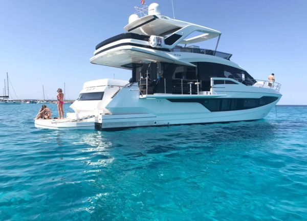 rückseite luxusyacht galeon 640 fly habana iv balearic islands