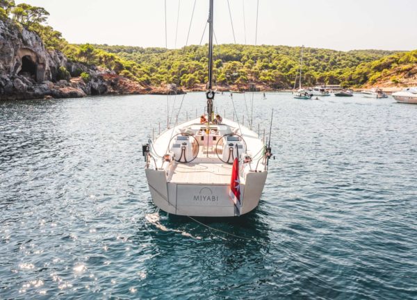 rückseite sailing yacht luxury charter miayabi balearic islands