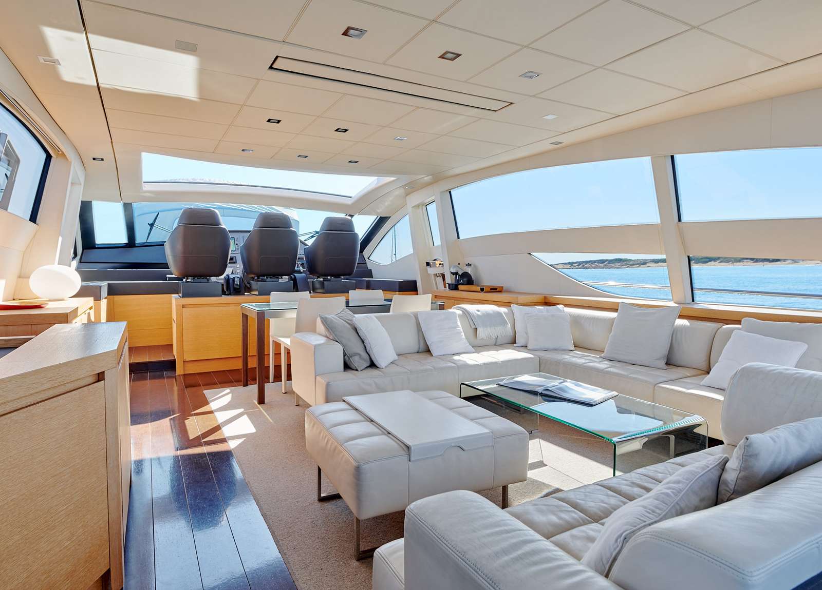 Salon Luxury Yacht pershing 80 halley balearic islands