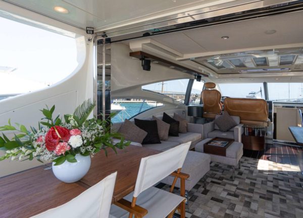 lounge luxusyacht azimut 68s manzanos balearic islands