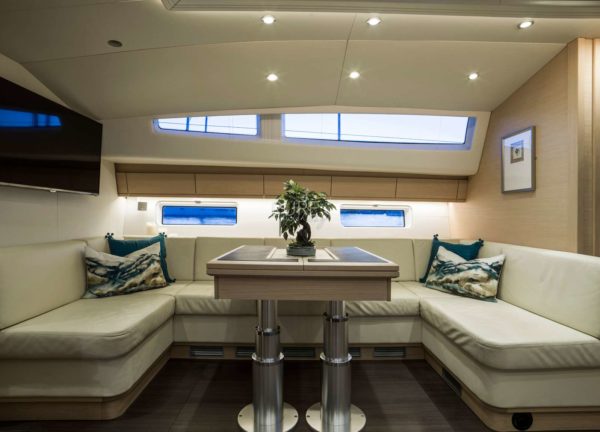 lounge luxusyacht jeanneau 64 thea of southampton