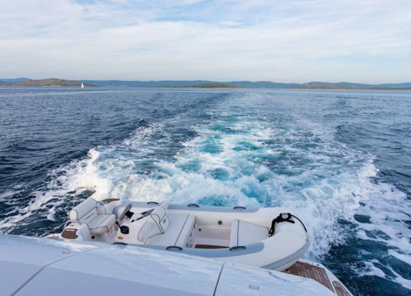 rückseite oberdeck luxusyacht charter sunseeker 80 spirit of the sea