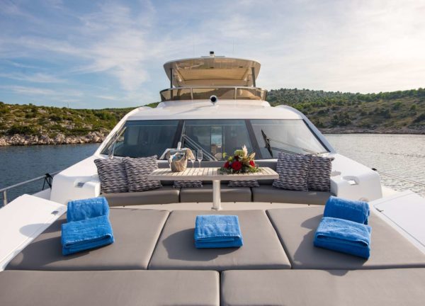 sunbeds luxusyacht charter sunseeker 80 spirit of the sea