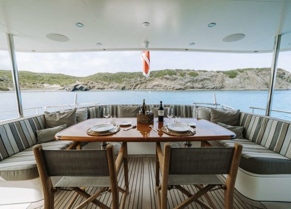 oberdeck sitzgruppe luxusyacht mallorca las ninas