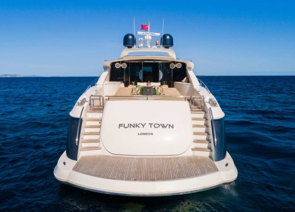 rückseite luxusyacht canados 90 funky town balearic islands