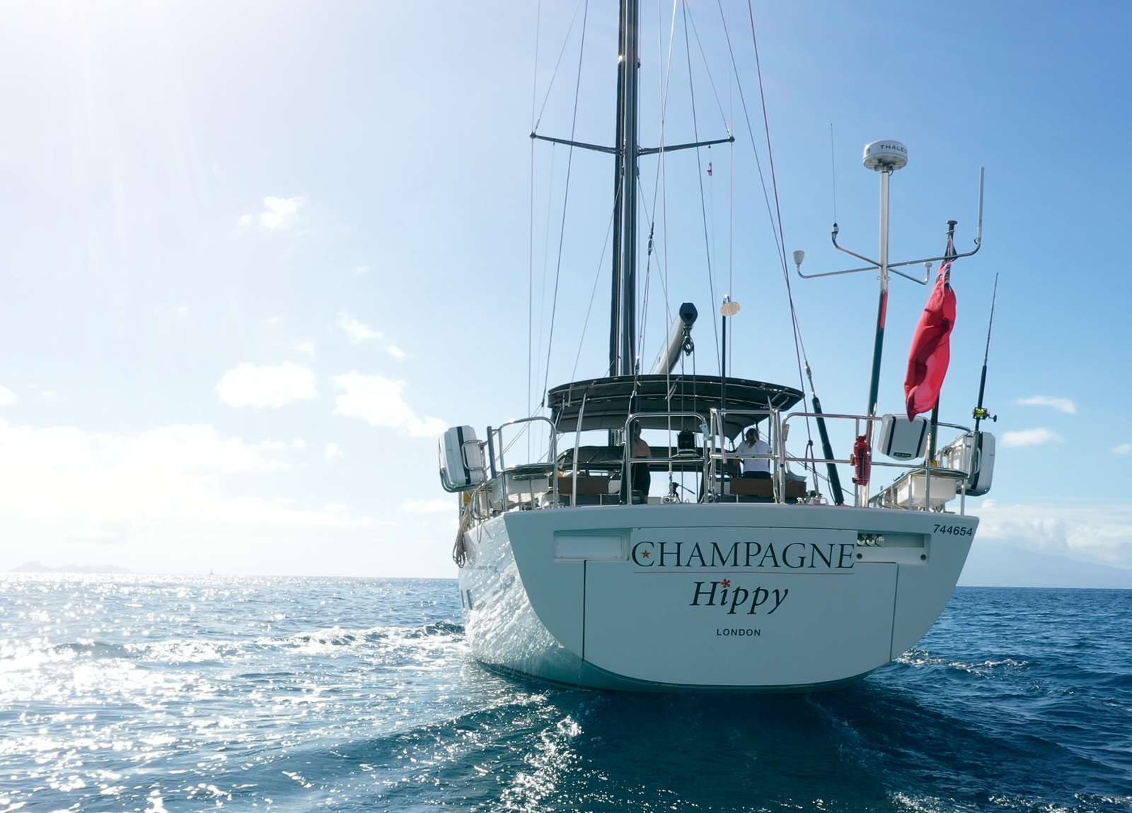 rückseite luxusyacht oyster 825 champagne hippy balearic islands