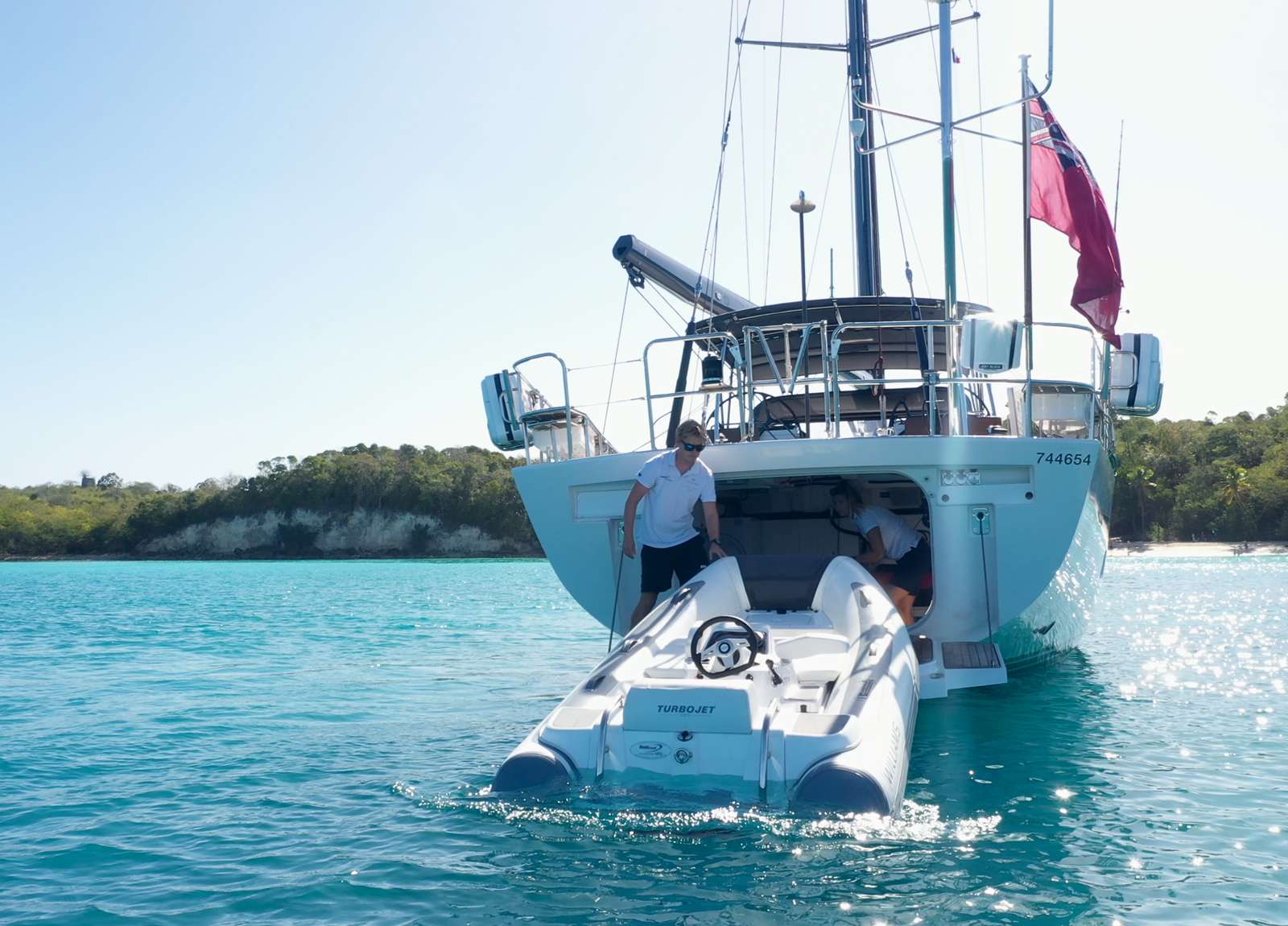 rückseite luxusyacht oyster 825 champagne hippy balearics