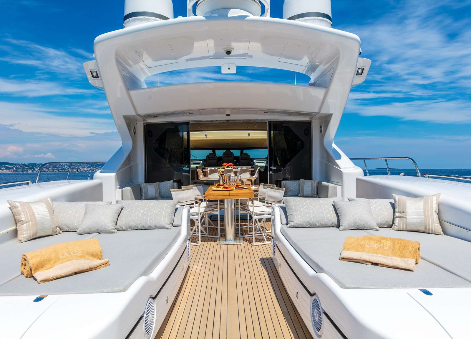 sunbeds luxusyacht mangusta 108 lady b westliches mitelmeer