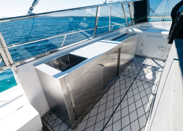 oberdeck luxusyacht mangusta 80 happy hour balearics