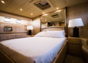 vip kabine luxusyacht mangusta 80 happy hour balearic islands