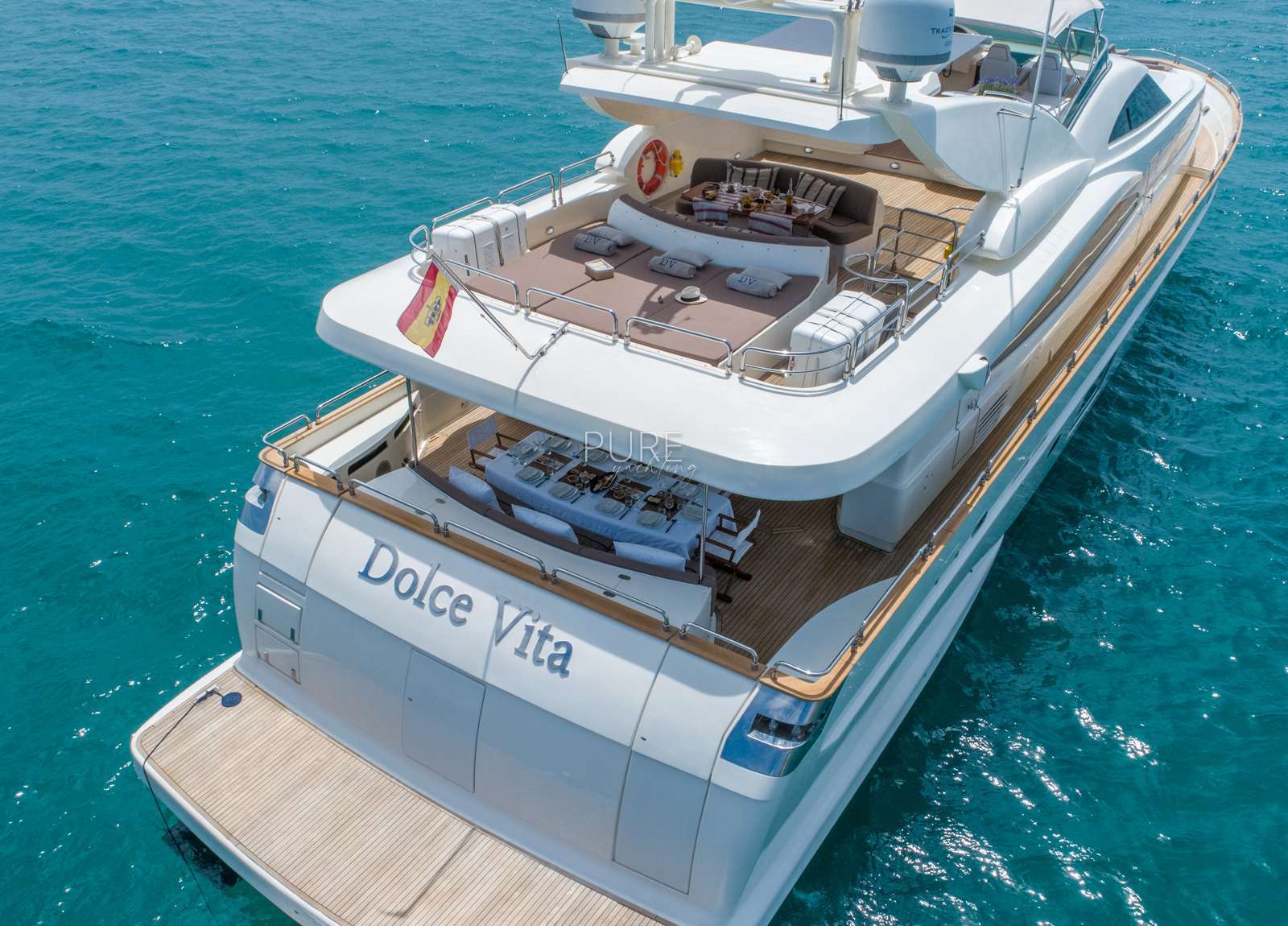 rückseite luxusyacht astondoa 102 glx dolce vita ii