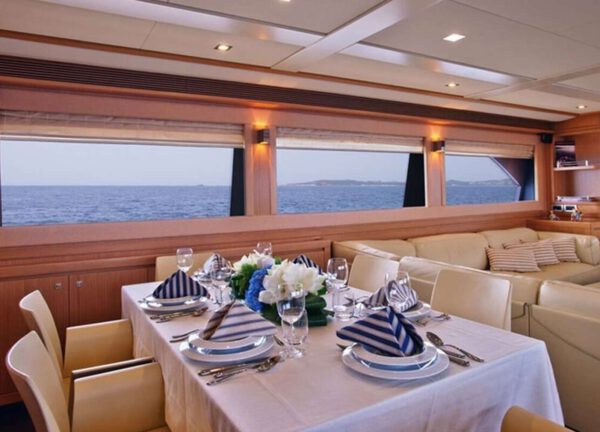 lounge luxusyacht ferretti navetta 26m dana