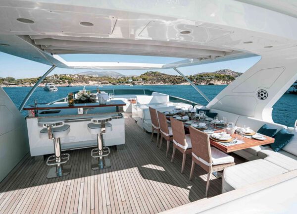 oberdeck luxusyacht azimut 29m koukles