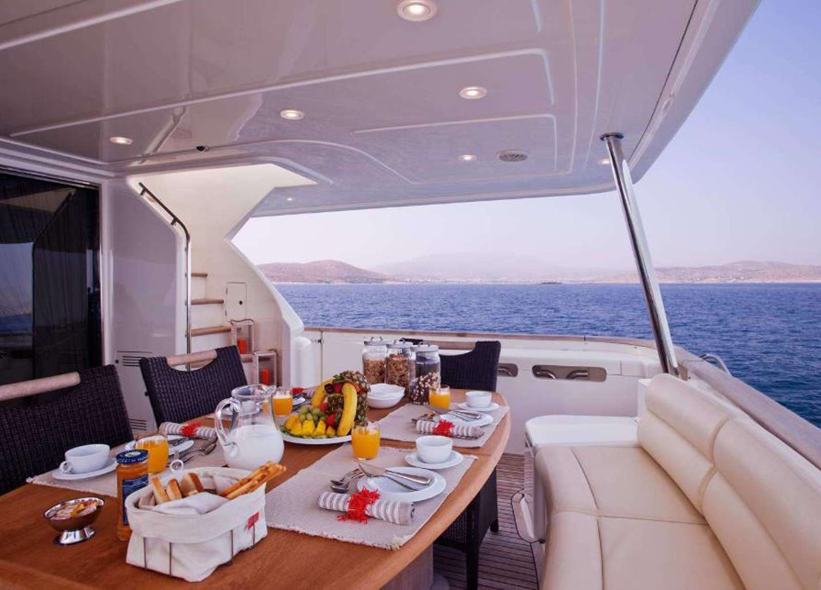 oberdeck luxusyacht ferretti navetta 26m dana griechenland