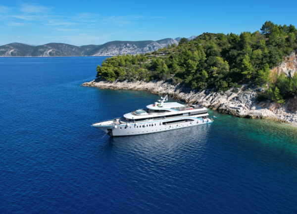 luxusyacht freedom charter