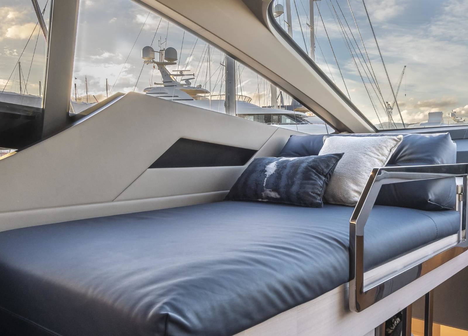 sunbeds luxusyacht pershing 7x marleena viii