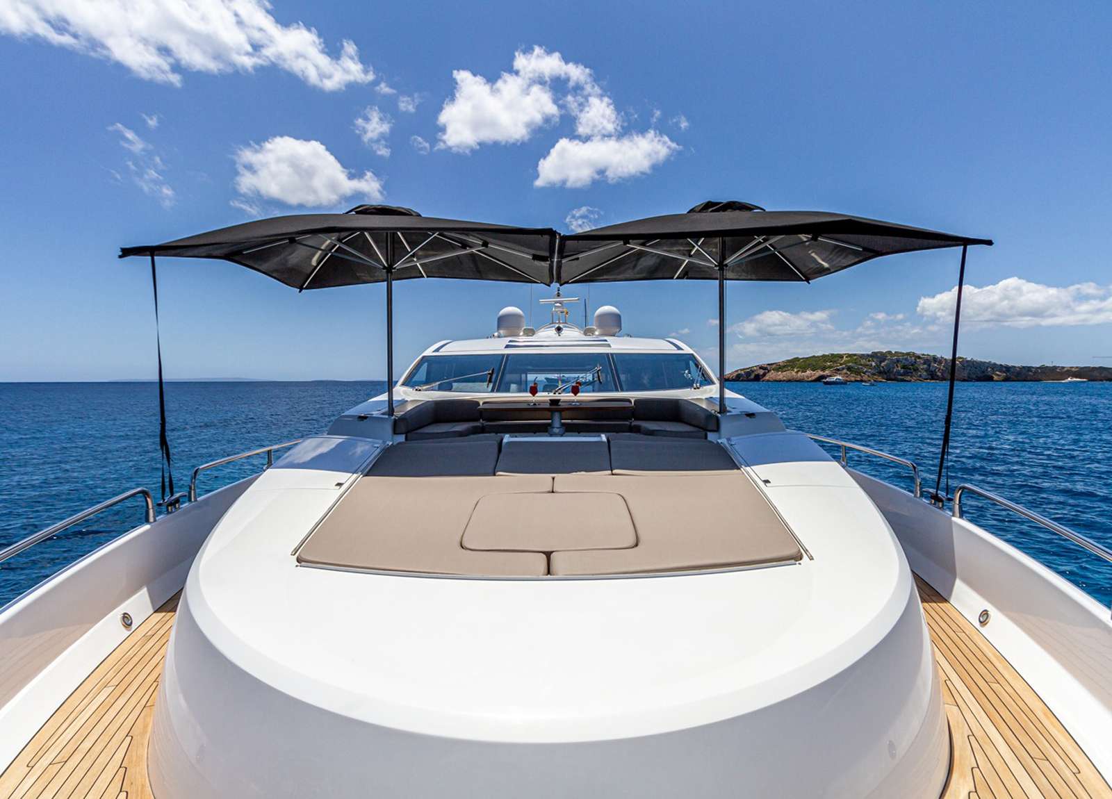 bug luxusyacht sunseeker predator 84 basad balearic islands